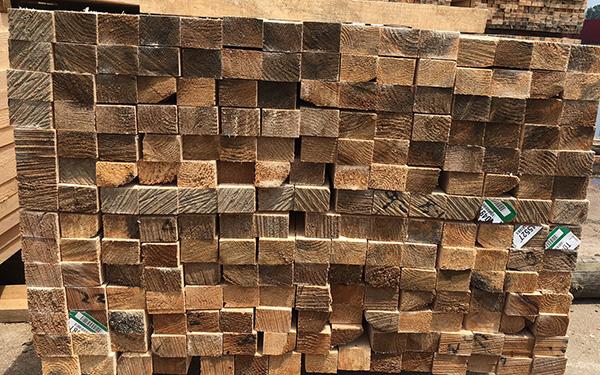 加工铁杉建筑木材,大部分工地都已逐渐开始施工,一些懂得商机的工程